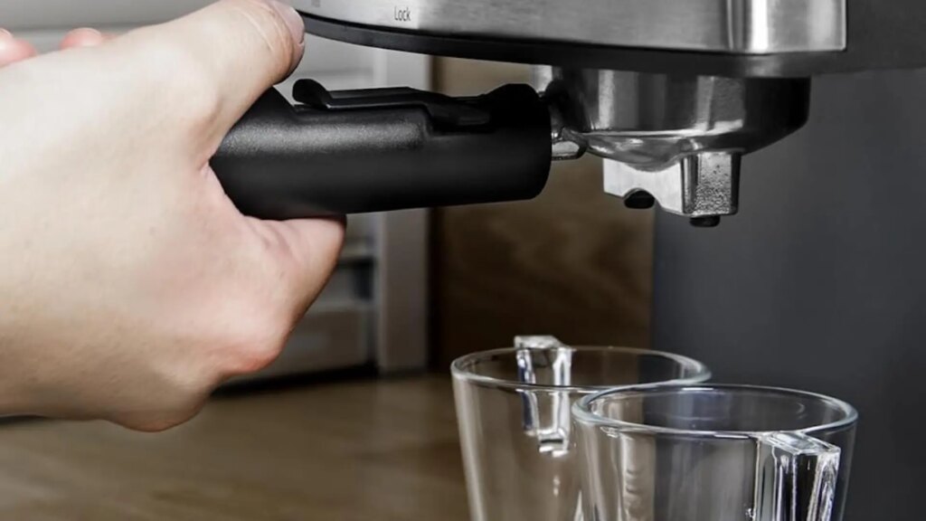 La cafetera más vendida de Amazon cuesta menos de 60 euros e incluye espumador para leche