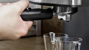 La cafetera más vendida de Amazon cuesta menos de 60 euros e incluye espumador para leche