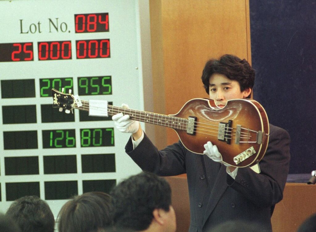 Un Höfner de Paul McCartney vendido en una subasta.