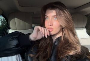 La hija de Charlie Sheen está que arde y encendió las redes con sus FOTOS en ropa interior