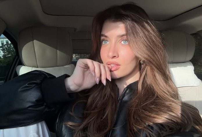 La hija de Charlie Sheen está que arde y encendió las redes con sus FOTOS en ropa interior