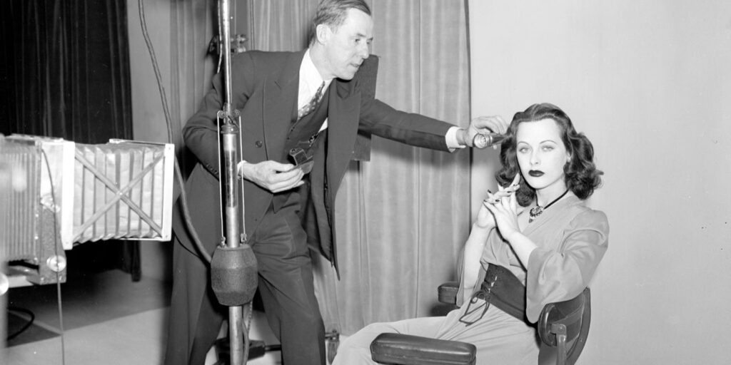 La increíble historia de Hedy Lamarr: la estrella de Hollywood que sentó las bases del wifi y Bluetooth | National Geographic