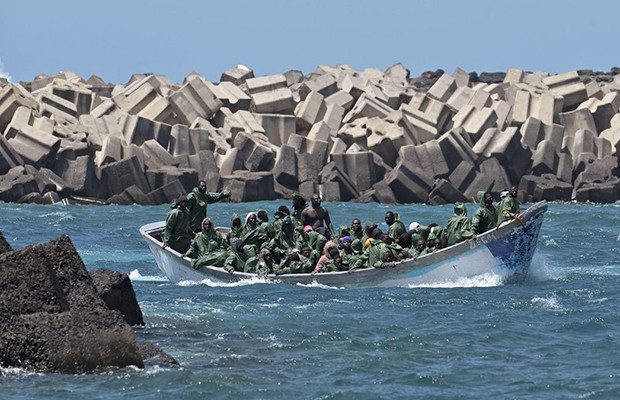 La llegada de migrantes a las islas Canarias en España cae casi un 80 % en un año