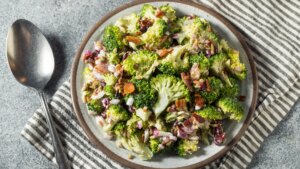 La receta de brócoli crujiente en freidora de aire con especias y salsa de soja que enamora hasta a quienes odian esta verdura