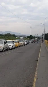 Larga fila de vehículos para ingresar a Venezuela