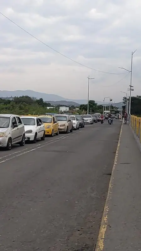 Larga fila de vehículos para ingresar a Venezuela
