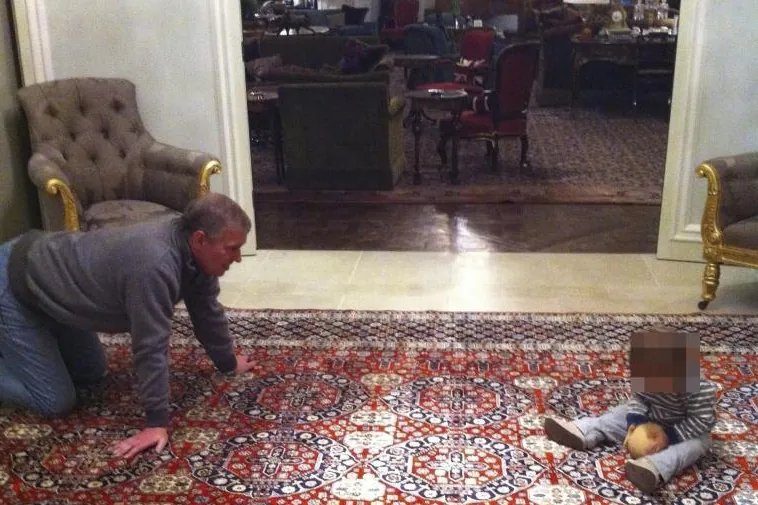 Las nuevas y comprometedoras fotos del ex príncipe Andrés: jugando con un misterioso niño y una pelota con un pezón