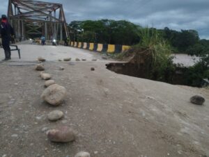 Lluvias calapsan puentes y afectan a más de 30 comunidades