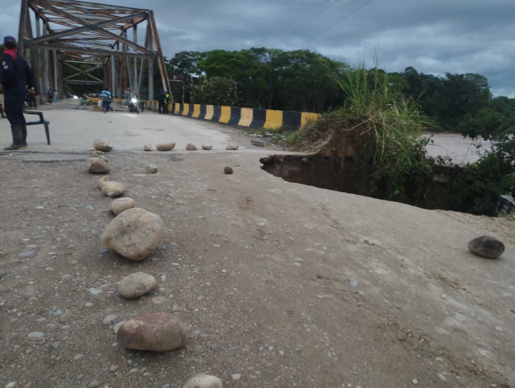 Lluvias calapsan puentes y afectan a más de 30 comunidades