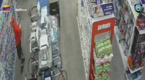 Lo captan en video hurtando en farmacia de Maracaibo