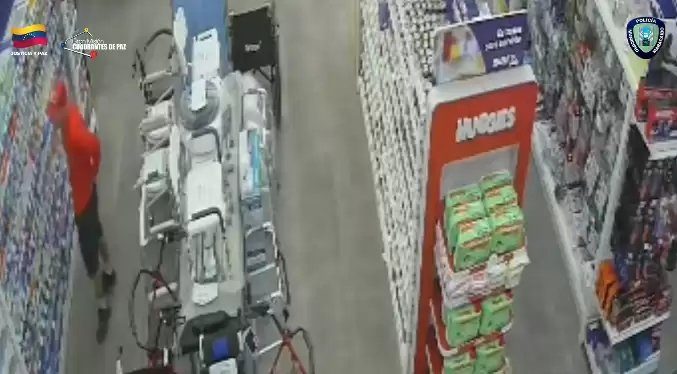 Lo captan en video hurtando en farmacia de Maracaibo