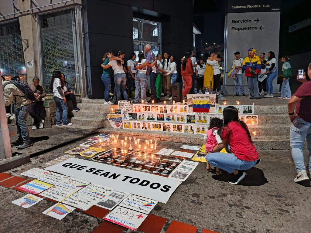 Madres y esposas no se mueven de El Helicoide: Exigen libertad plena mediante la Ley de Amnistía