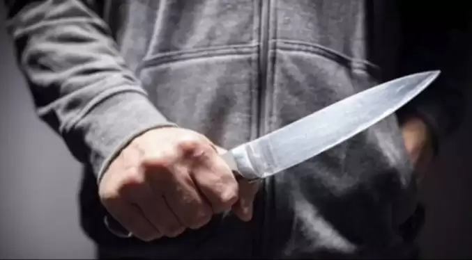 Mata a su hermano a puñaladas y su mamá se infarta