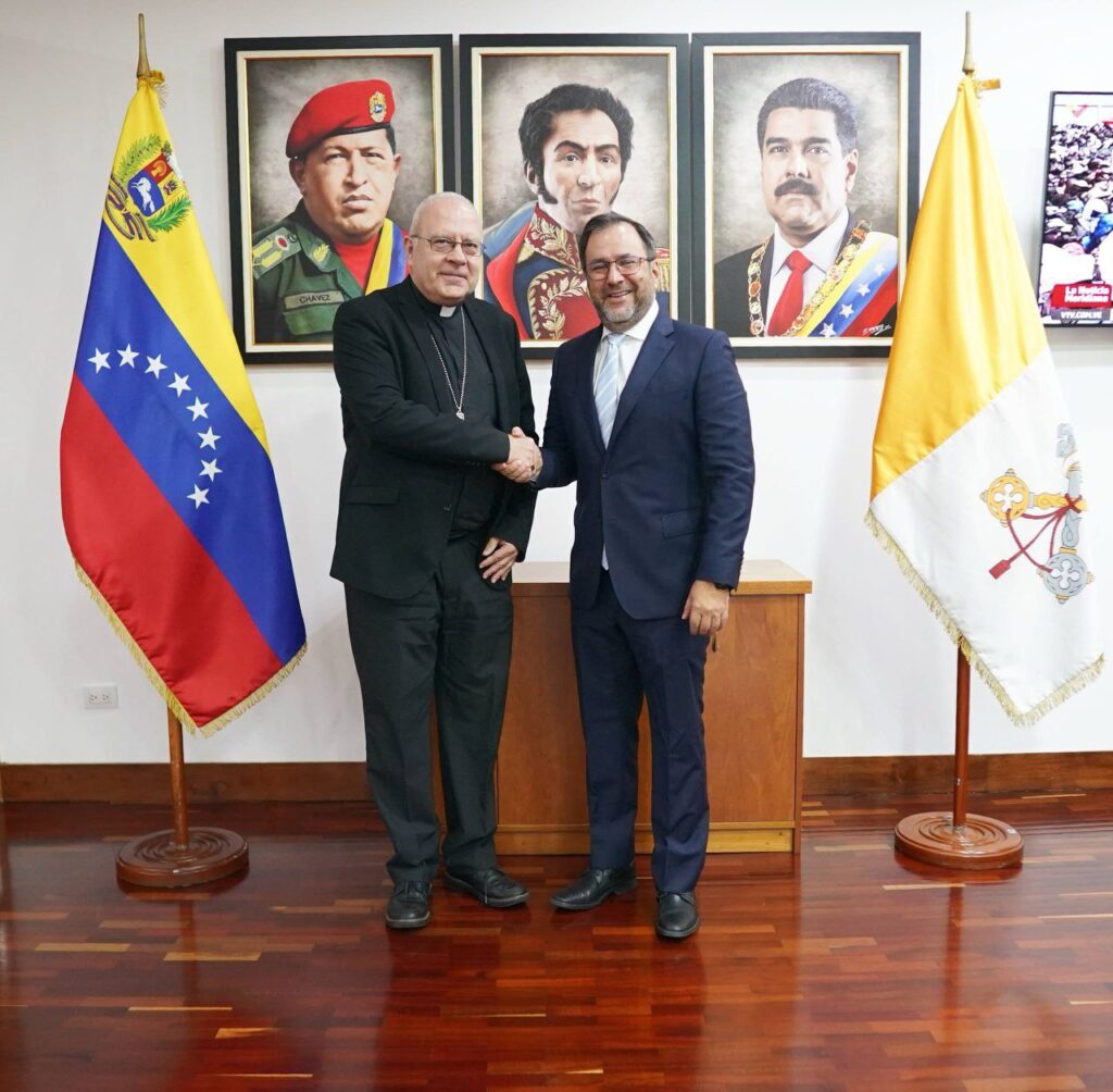Ministro Gil sostiene encuentro con el nuncio apostólico