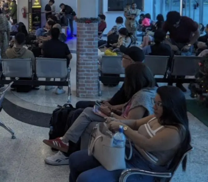 Molestia de viajeros por retraso en el vuelo San Antonio – Valencia