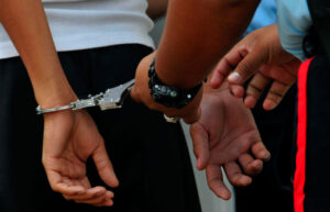 Mujer es detenida tras asesinar a su pareja mientras dormía