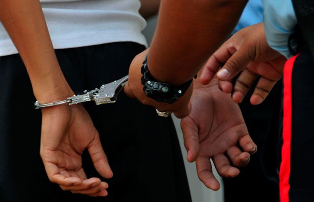 Mujer es detenida tras asesinar a su pareja mientras dormía