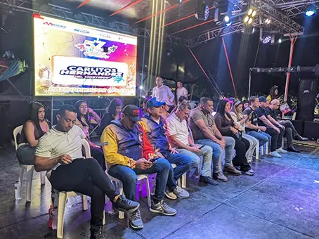 Multitud, hermandad y brillo en los desfiles de Carnaval