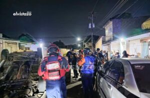 Neón terminó volcado tras impactar un Optra estacionado en la calle 11 Sur de El Tigre