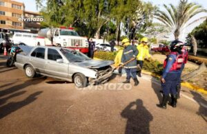 Nissan Sentra volcó aparatosamente en la Redoma Cruz de Los Choferes y su conductor sufrió traumatismo a nivel frontal