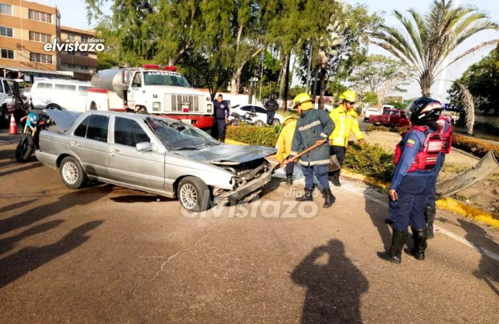 Nissan Sentra volcó aparatosamente en la Redoma Cruz de Los Choferes y su conductor sufrió traumatismo a nivel frontal