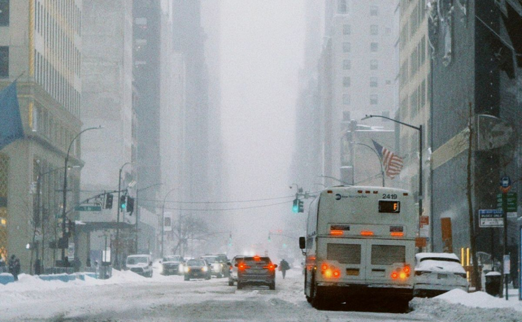 Nueva York registra 14 muertes por frío mientras continúa la alerta invernal