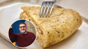 Para una tortilla de patatas jugosa hay que reposar las patatas en el huevo y usar este ingrediente