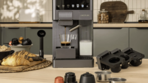 Parece una superautomática, pero es más asequible, compacta y admite múltiples recetas de café