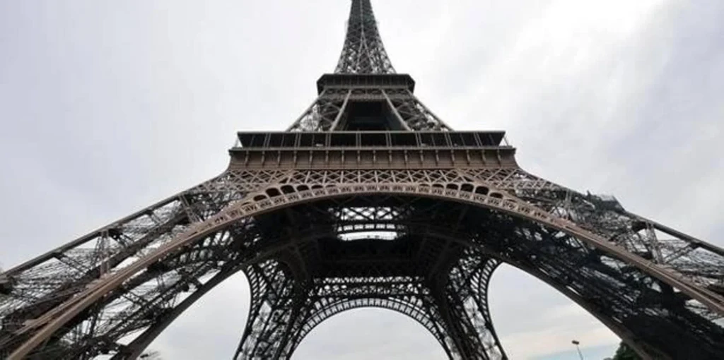 París evacúa varios edificios públicos tras una ola masiva de amenazas de bomba