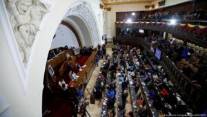 Parlamento debate amnistía para presos políticos