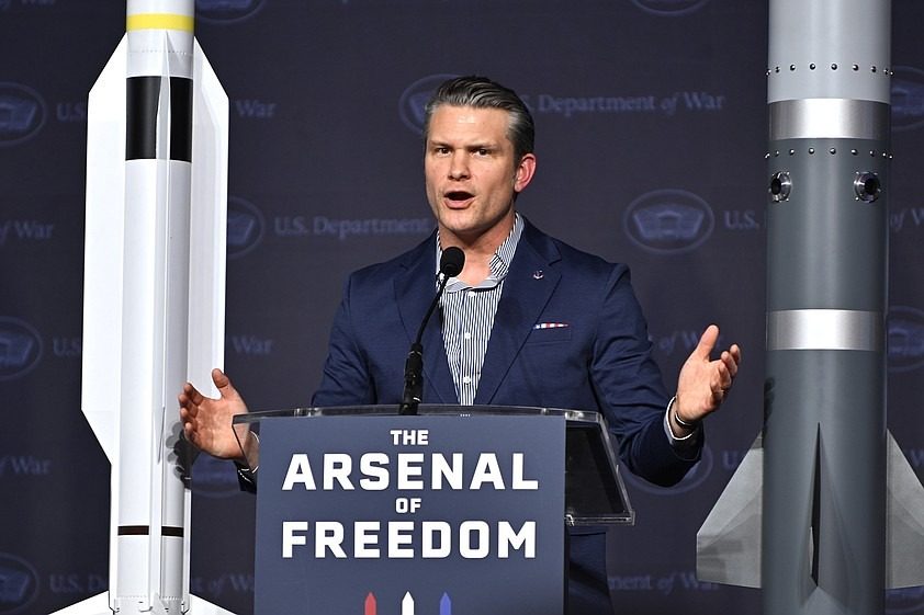 Pete Hegseth reveló detalles tácticos del operativo en Venezuela: 44 misiles precedieron el desembarco en Caracas (VIDEO)