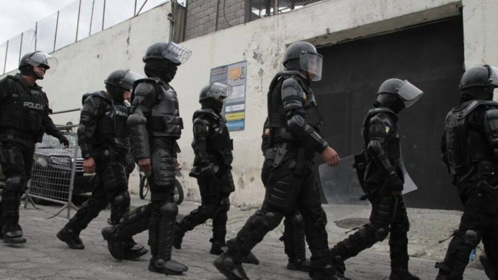 Policía de Ecuador detiene a trece personas en un operativo contra el crimen organizado - AlbertoNews