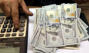 Precio del dólar del 19 de febrero se acerca a 400 bolívares