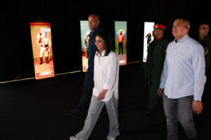 Presidenta (e) recorre instalaciones la Expo Niños en el Espacio