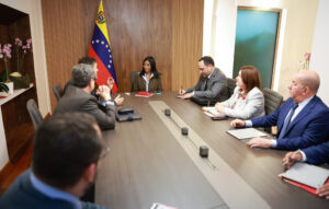 Presidenta (e) se reúne con representantes de Repsol y Maurel & Prom