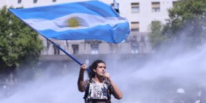 Protestas en Argentina contra la aprobación final de la reforma laboral de Milei