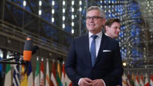 REGULARIZACIÓN INMIGRANTES | Bruselas advierte a España que de que «un permiso de residencia no es un cheque en blanco” | elperiodico.com