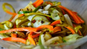 Receta para hacer verduras escabechadas, otra forma de comer y conservar hortalizas