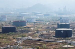 Refinerías venezolanas aumentan el procesamiento solo hasta el 35 % de su capacidad