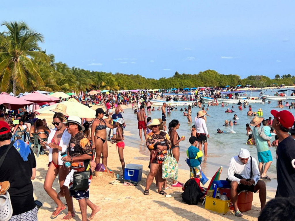Registran gran cantidad de turistas en Falcón este domingo