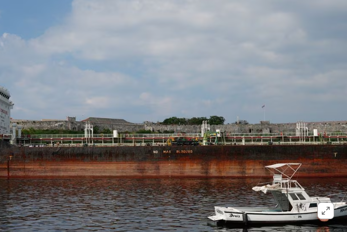 Reuters: Buque cisterna vinculado a Cuba termina de cargar gasolina en Venezuela