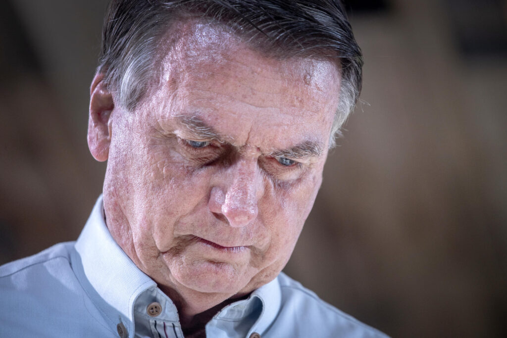 Salud de Bolsonaro empeoró en prisión y su defensa presionó por arresto domiciliario