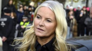 Terremoto en Noruega por las nuevas revelaciones sobre la amistad de Epstein y Mette Marit en vísperas del juicio por violación contra su hijo | elperiodico.com