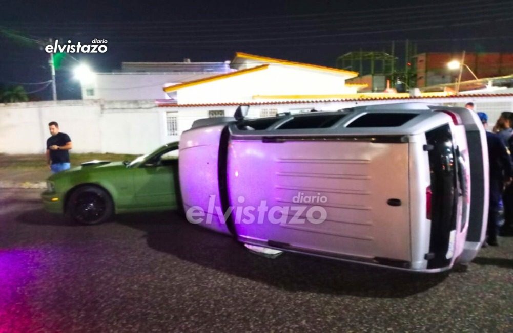 Testimonio: Cherokee colisionó contra un Mustang estacionado cerca de un local de comida rápida en El Tigre