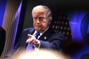 Trump: «Puedo destruir el comercio, puedo destruir un país, puedo hacer lo que quiera, pero no puedo cobrar un solo dólar» – AlbertoNews