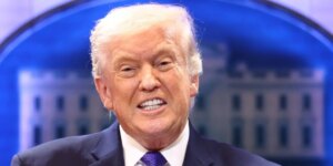 Trump acata el fallo, pero reimpone aranceles globales del 10%
