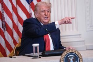 Trump amenaza con demandar al presentador de la gala de los Grammy por vincularlo a Epstein | europapress.es