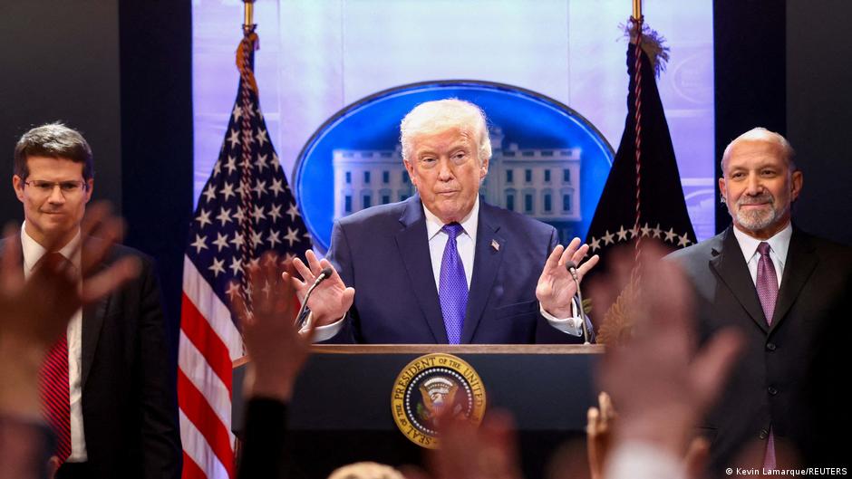 Trump condena fallo judicial y anuncia arancel global de 10%