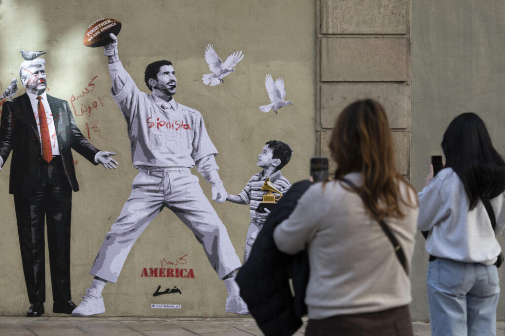Un grafiti de Bad Bunny en el centro de Barcelona reivindica la paz frente a Trump (Fotos) - AlbertoNews