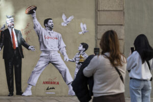 Un grafiti de Bad Bunny en el centro de Barcelona reivindica la paz frente a Trump (Fotos) – AlbertoNews